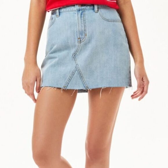 NWT Pacsun Light Wash Denim Jean Mini Skirt Frayed Raw Hem Size 25 - Picture 1 of 9